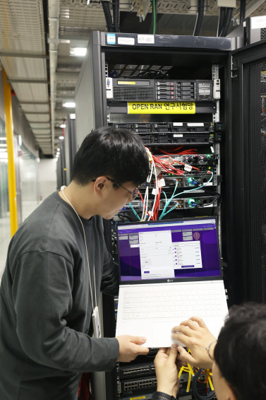 서울 강서구 LG유플러스 마곡사옥에서 직원들이 퀄컴의 오픈랜 RIC 솔루션을 검증하고 있다. LG유플러스 제공